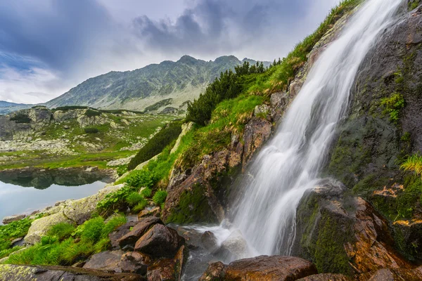 Beautiful mountain scenery in the Transylvanian Alps in summer — Stock Photo, Image