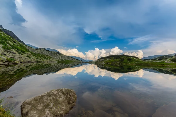 Beautiful mountain scenery in the Transylvanian Alps in summer — Stock Photo, Image