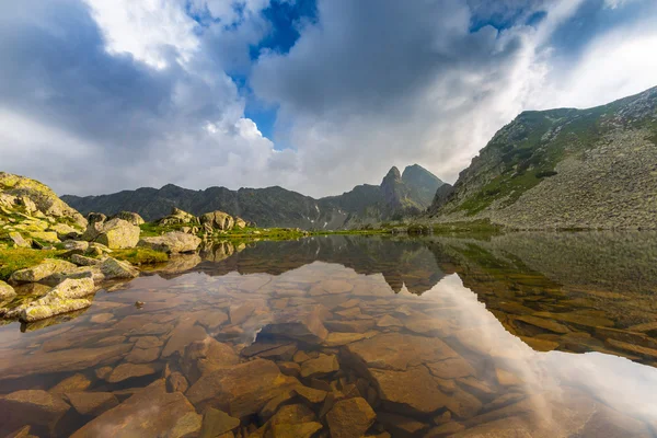 Dağ manzarası ve fırtına bulutları Transilvanya Alpleri'nde — Stok fotoğraf