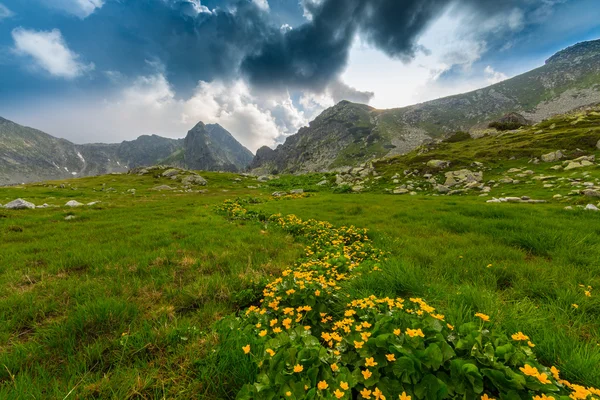 Mountain scenery and storm clouds in the Transylvanian Alps — Stock Photo, Image