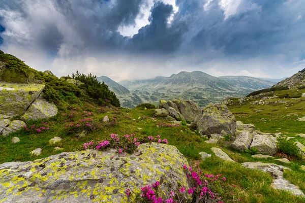 Mountain scenery and storm clouds in the Transylvanian Alps — Stock Photo, Image