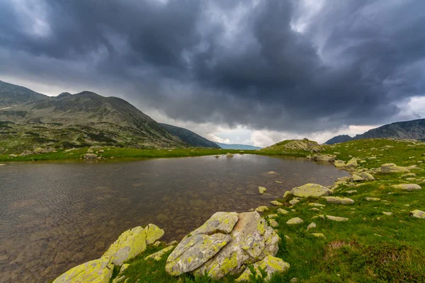 Mountain scenery and storm clouds in the Transylvanian Alps — Stock Photo, Image