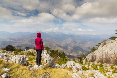 Keskin kireç taşı, yürüyüş yolu ve Ekim günbatımı gökyüzü ile dağların güzel manzarası.