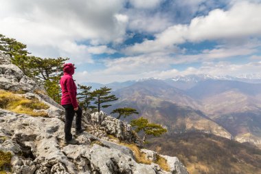 Keskin kireç taşı, yürüyüş yolu ve Ekim günbatımı gökyüzü ile dağların güzel manzarası.