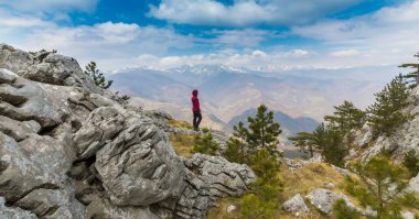 Keskin kireç taşı, yürüyüş yolu ve Ekim günbatımı gökyüzü ile dağların güzel manzarası.