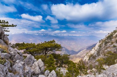 Keskin kireç taşı, yürüyüş yolu ve Ekim günbatımı gökyüzü ile dağların güzel manzarası.