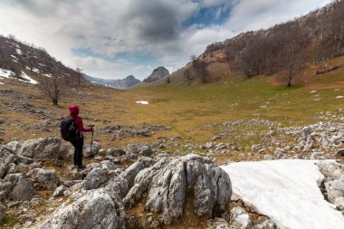 Baharın başlarında Avrupa 'nın ücra bir bölgesinde geniş ufuklara ve yürüyüş yollarına sahip güzel bir dağ manzarası.