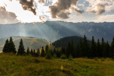 Yazın Alp dağlarında dramatik fırtına bulutları