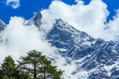 Güneşli bir günde Himalaya, Nepal, dağ manzarası