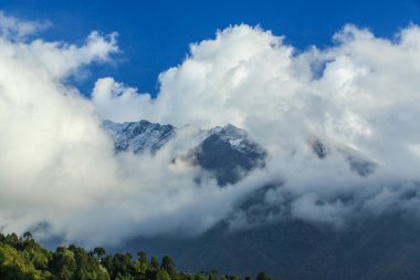 Güneşli bir günde Himalaya, Nepal, dağ manzarası