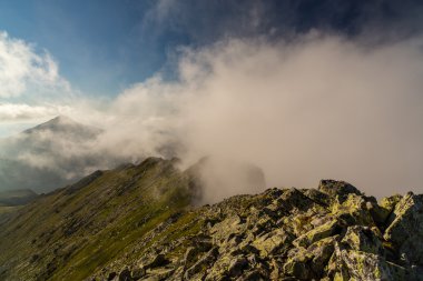 Günbatımı güzel bulutlara Alpleri'nde