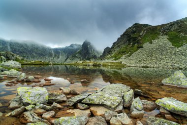 Gün batımı bulutlar ve buzul Gölü ile Alpleri'nde Alp sahne