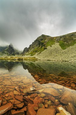 Gün batımı bulutlar ve buzul Gölü ile Alpleri'nde Alp sahne