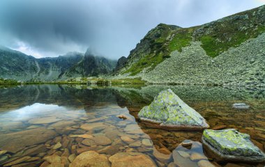 Gün batımı bulutlar ve buzul Gölü ile Alpleri'nde Alp sahne