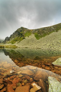 Gün batımı bulutlar ve buzul Gölü ile Alpleri'nde Alp sahne