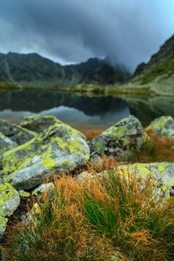 Gün batımı bulutlar ve buzul Gölü ile Alpleri'nde Alp sahne