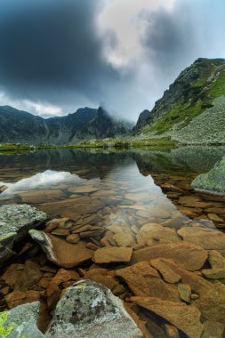Gün batımı bulutlar ve buzul Gölü ile Alpleri'nde Alp sahne
