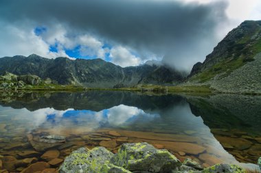 Gün batımı bulutlar ve buzul Gölü ile Alpleri'nde Alp sahne