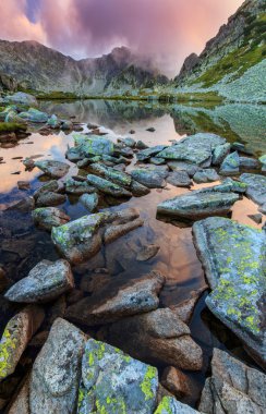 Gün batımı bulutlar ve buzul Gölü ile Alpleri'nde Alp sahne