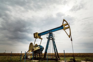 Petrol ve gaz de dramatik gökyüzü üzerinde profilli