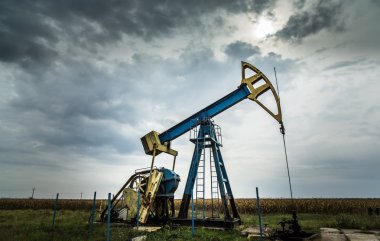 Petrol ve gaz de dramatik gökyüzü üzerinde profilli