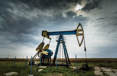 Petrol ve gaz de dramatik gökyüzü üzerinde profilli