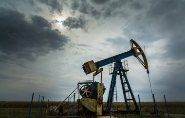 Petrol ve gaz de dramatik gökyüzü üzerinde profilli