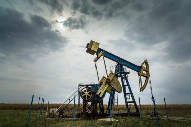 Petrol ve gaz de dramatik gökyüzü üzerinde profilli