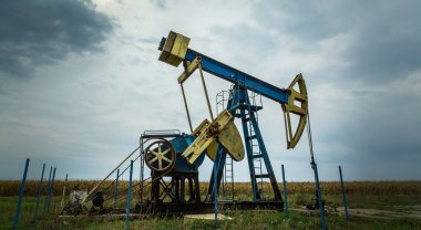 Petrol ve gaz de dramatik gökyüzü üzerinde profilli