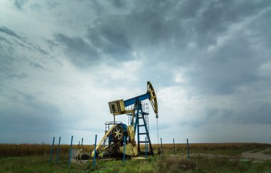 Petrol ve gaz de dramatik gökyüzü üzerinde profilli