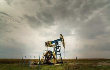 Petrol ve gaz de dramatik gökyüzü üzerinde profilli