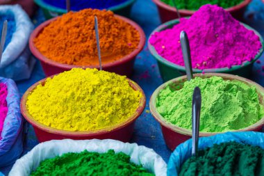 Nepal bir pazarda renkli toz boyalar