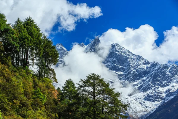 Güneşli bir günde Himalaya, Nepal, dağ manzarası — Stok fotoğraf