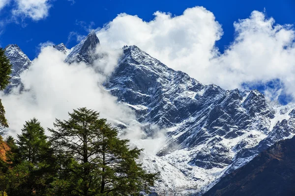 Mountain scenery in Himalaya, Nepal, on a sunny day — Stock Photo, Image