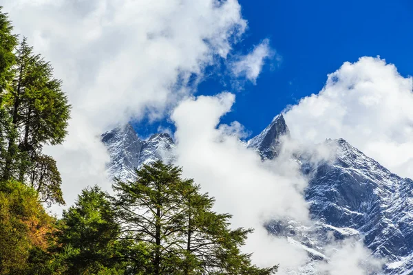 Güneşli bir günde Himalaya, Nepal, dağ manzarası — Stok fotoğraf