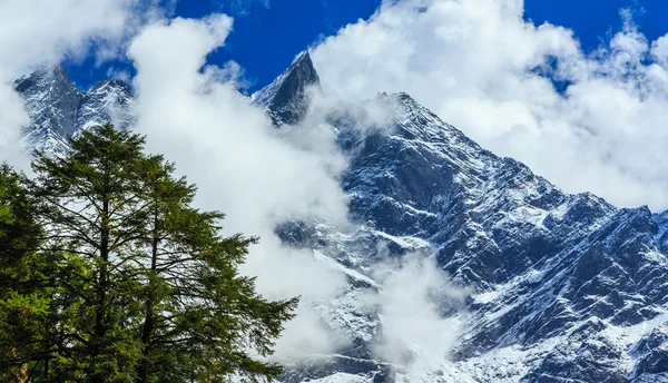 晴れた日にネパール、ヒマラヤの山岳風景 — ストック写真