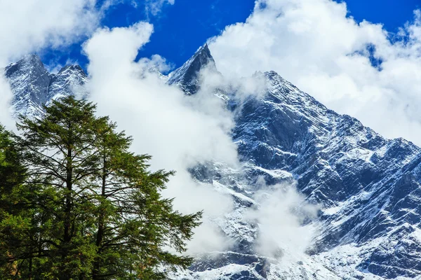 Güneşli bir günde Himalaya, Nepal, dağ manzarası — Stok fotoğraf