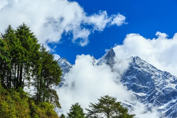 晴れた日にネパール、ヒマラヤの山岳風景 — ストック写真