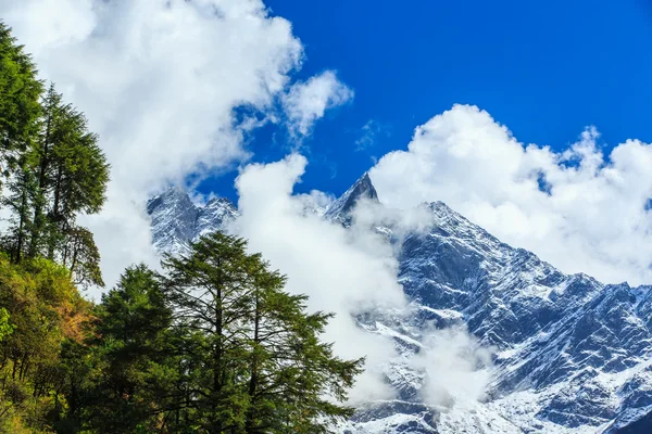 Paisagem de montanha no Himalaia, Nepal, em um dia ensolarado — Fotografia de Stock