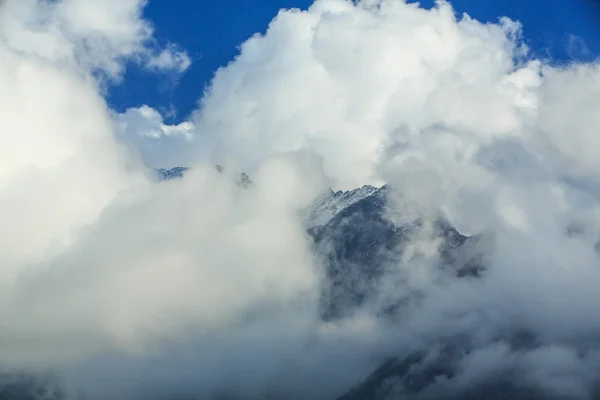 Bergslandskapet i Himalaya, Nepal, en solig dag — Stockfoto