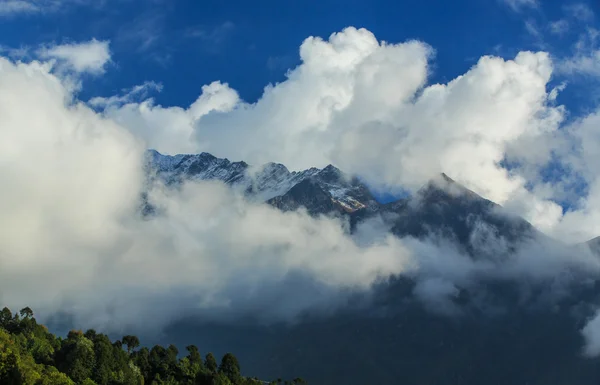 Górskiej scenerii w Himalaje, Nepal, w słoneczny dzień — Zdjęcie stockowe