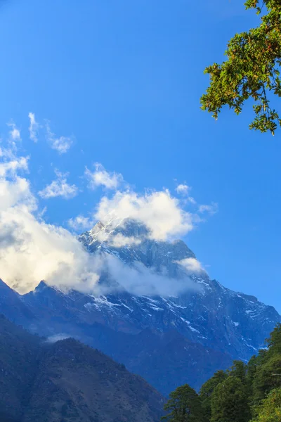 Güneşli bir günde Himalaya, Nepal, dağ manzarası — Stok fotoğraf