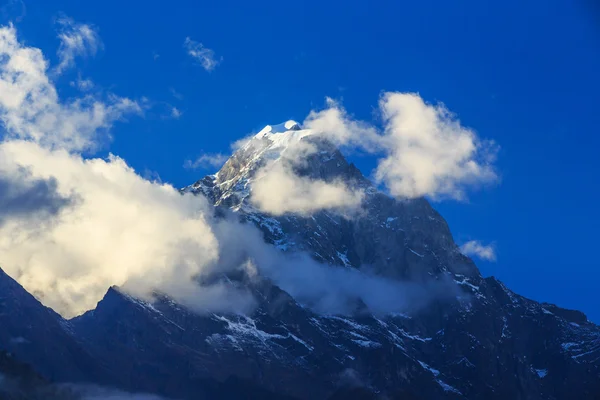 Paesaggio montano in Himalaya, Nepal, in una giornata di sole — Foto Stock