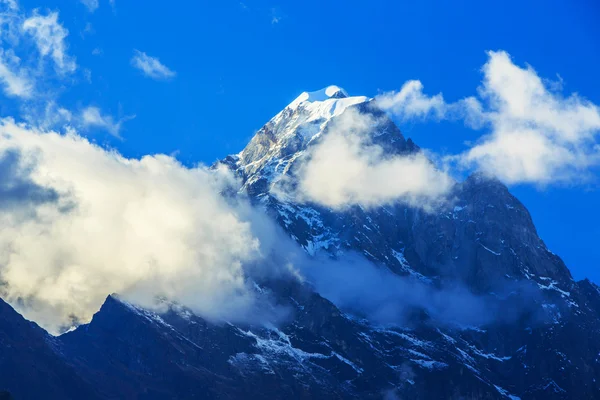 Górskiej scenerii w Himalaje, Nepal, w słoneczny dzień — Zdjęcie stockowe