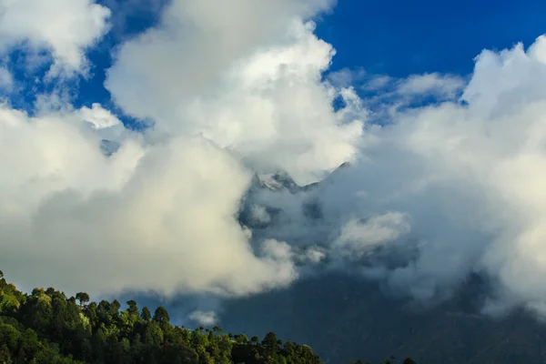 Hegyi táj, Himalája, Nepál, egy napsütéses napon — Stock Fotó