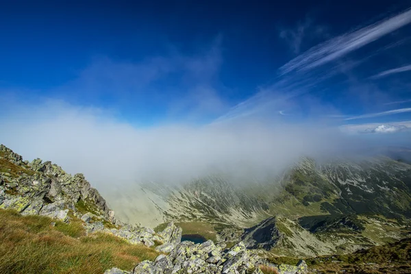 Bela paisagem montanhosa nos Alpes da Transilvânia — Fotografia de Stock