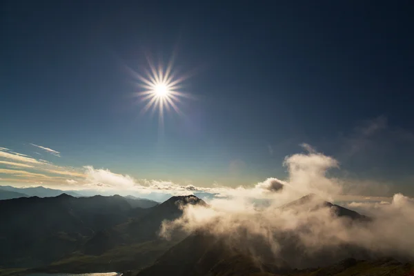 Красиві хмари на заході сонця в Альпах — стокове фото