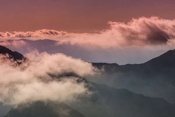 Hermosas nubes al atardecer en los Alpes — Foto de Stock