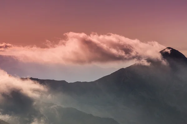 Belle nuvole al tramonto nelle Alpi — Foto Stock