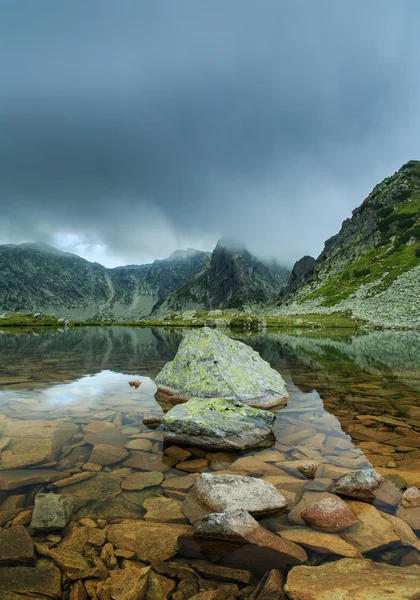 Alpine scenery in the Alps, with sunset clouds and glacier lake — Stock Photo, Image